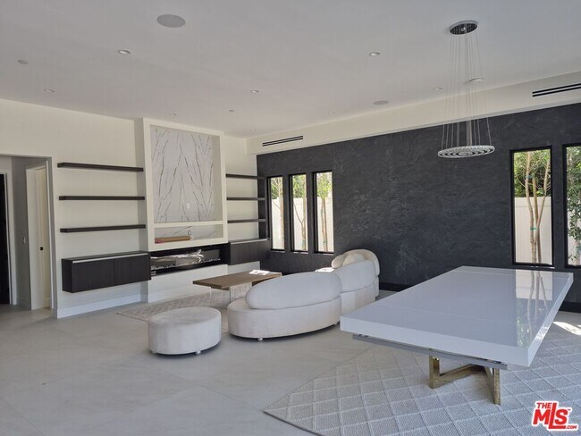 Foto del edificio - 5299 1/2 Crebs Ave