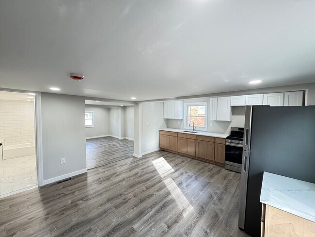 Building Photo - BRAND NEW RENOVATION! Modern 3BR Single Fa...