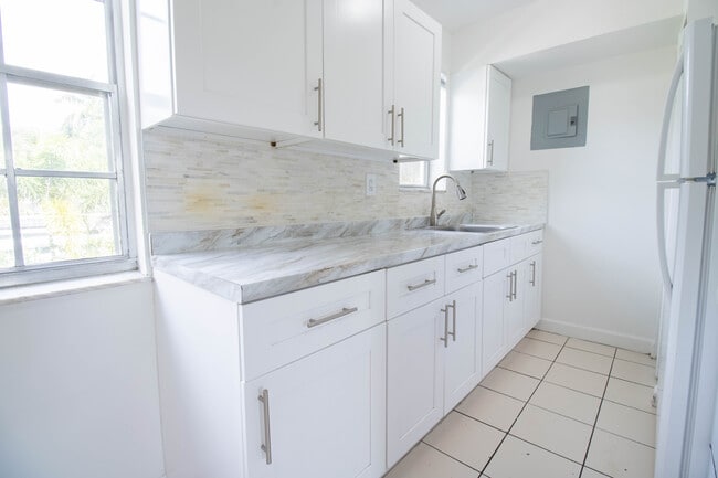 Kitchen - Sun Harbour Apartments