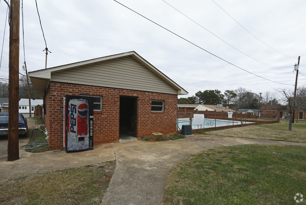 803 Oakwood, ¡alejado - Oakwood Villa Apartments