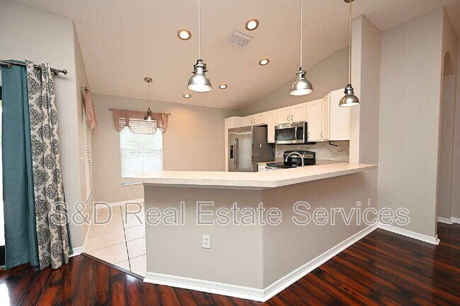 Foto del edificio - 7147 Cedarcrest Blvd