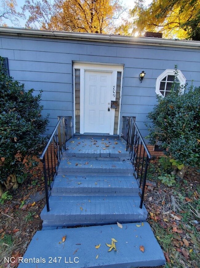 Building Photo - 2 br, 1 bath House - 709 West Wendover Avenue