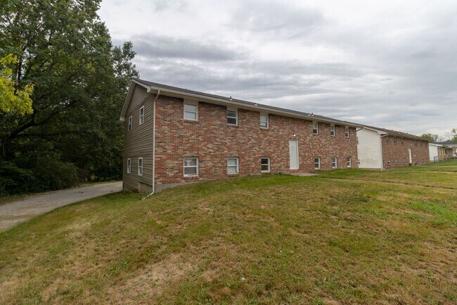 Foto del edificio - 2 bedroom - Upper level of Fourplex