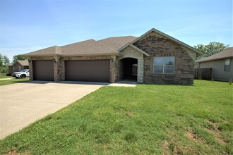 Building Photo - 4104 N Grassland Dr