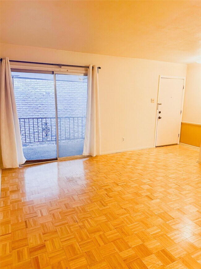 Foto del edificio - 7600 Burgoyne Rd