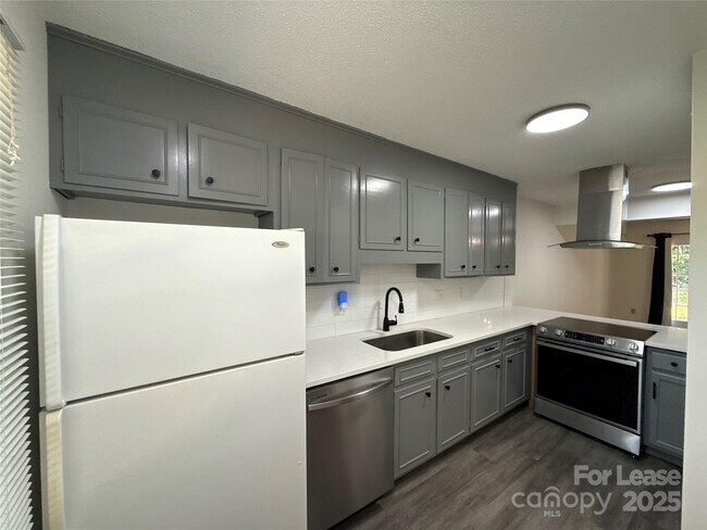 Building Photo - 1724 Village Lake Dr