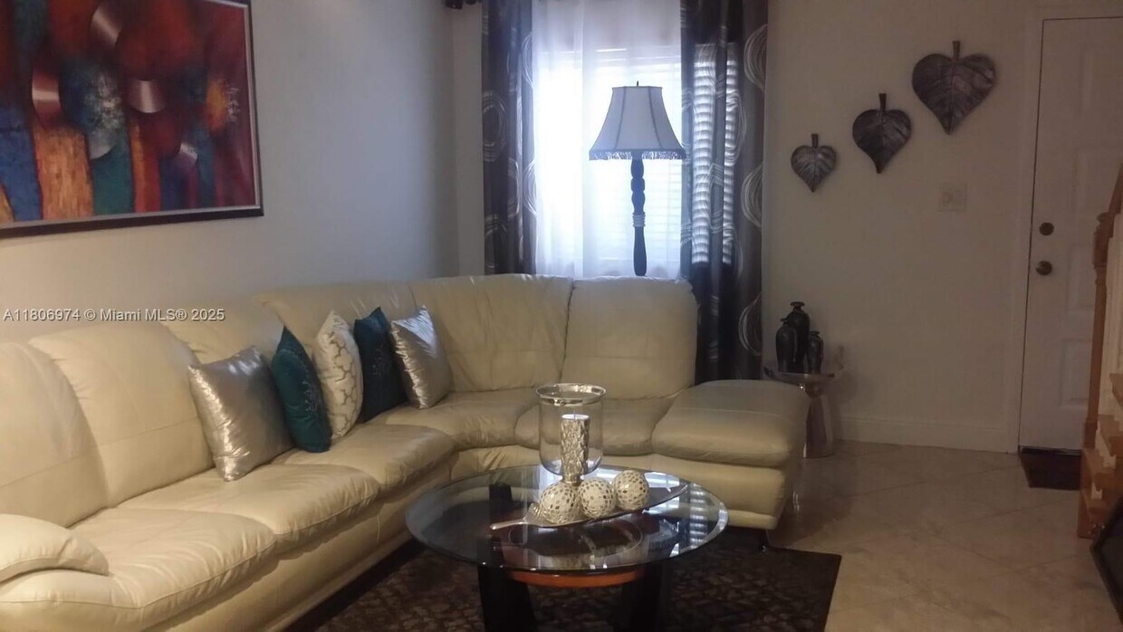 Foto principal - 680 NW 82nd Pl