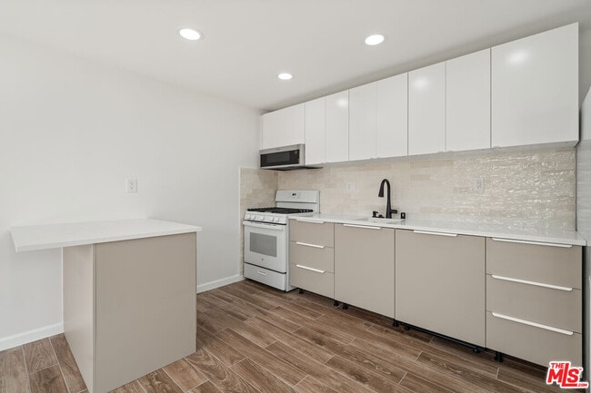 Building Photo - 845 1/2 N Kilkea Dr