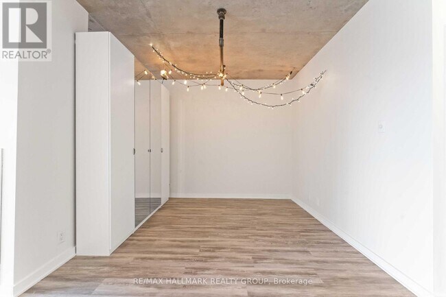 Building Photo - 324-1324 Laurier Ave W