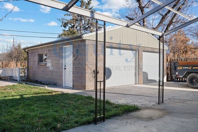 Building Photo - 840 W Montague Ave