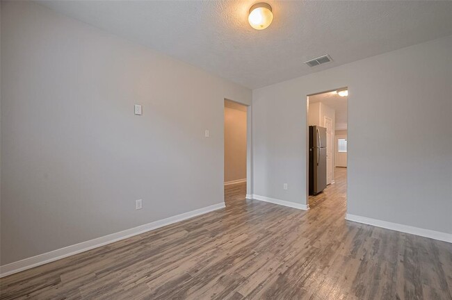 Foto del edificio - 5009 Willow Point Dr
