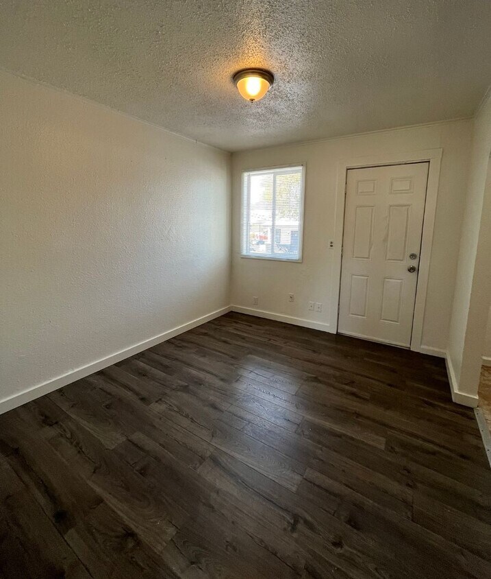 Primary Photo - 1 bedroom move-in ready!!
