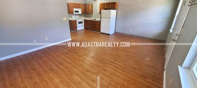 Building Photo - Beautiful 2 Bedroom/2 Bath in Raymore-Avai...