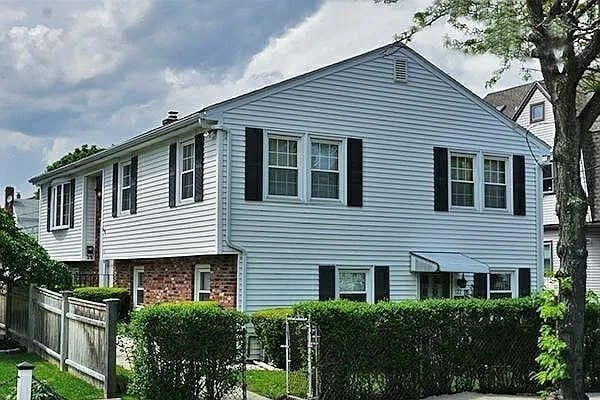 Building Photo - 122 Central St