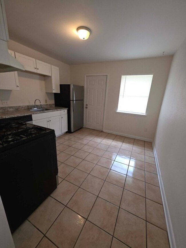 Building Photo - 2 bed Duplex Unit in NE Pensacola off N Davis Highway