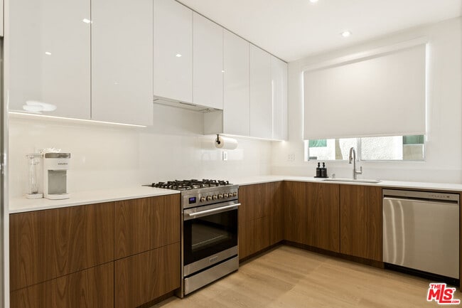 Building Photo - 10630 Wilkins Ave