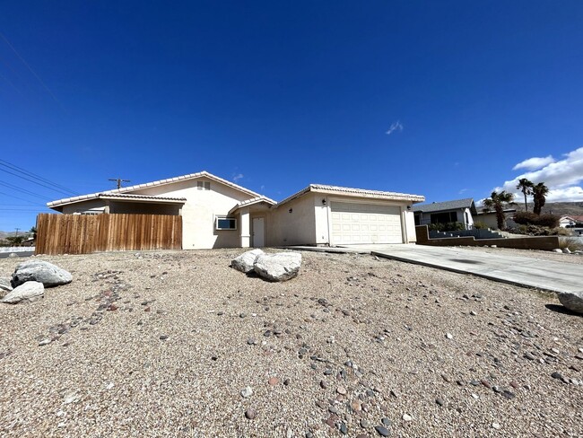 Building Photo - AVAILABLE NOW!! 3 Bedroom 2 Bath Apartment...