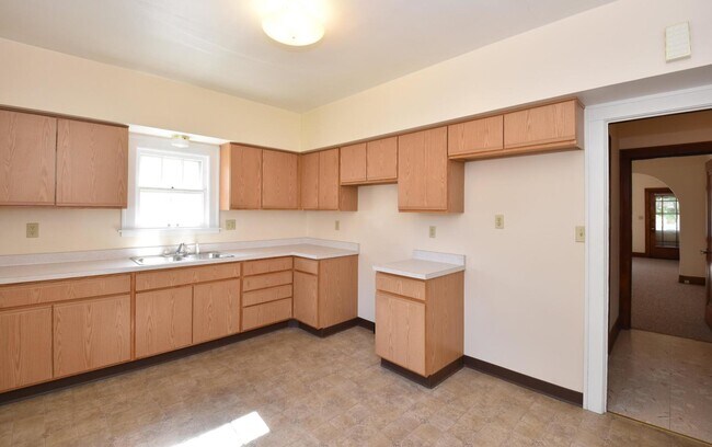 Kitchen - 2614 Arlington Ave