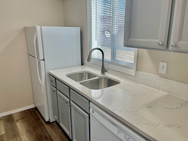 Building Photo - 225 E Westview Ave