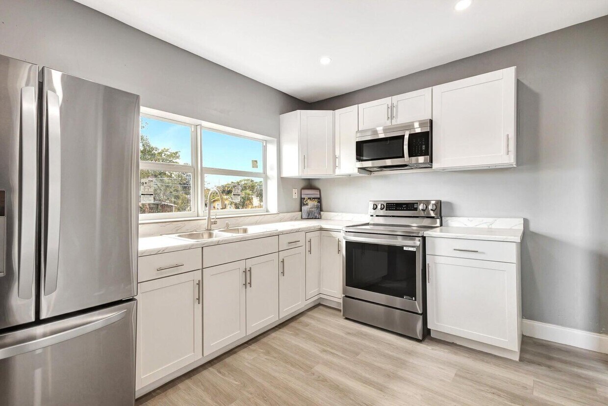 Foto principal - 3708 Roseland Dr