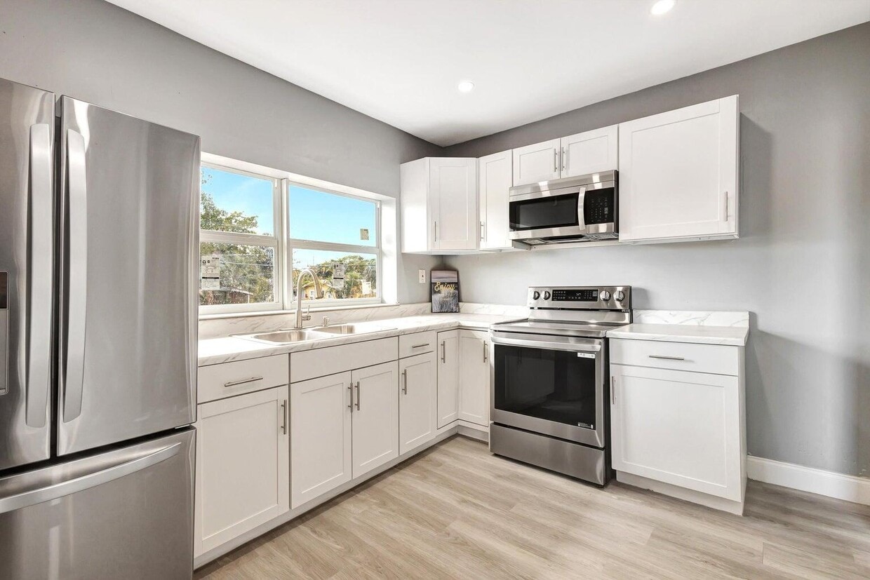 Primary Photo - 3708 Roseland Dr