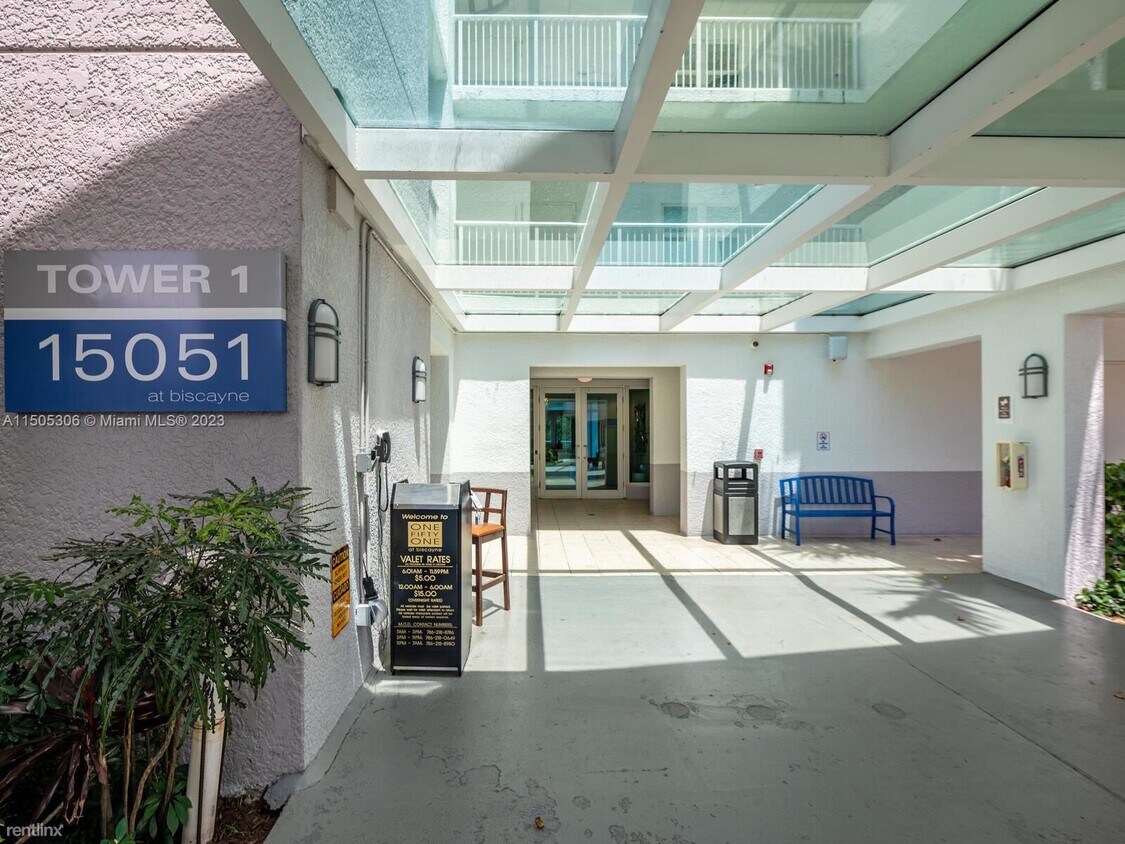 Foto del edificio - 2 br, 2.5 bath Condo - 15051 Royal Oaks Ln...