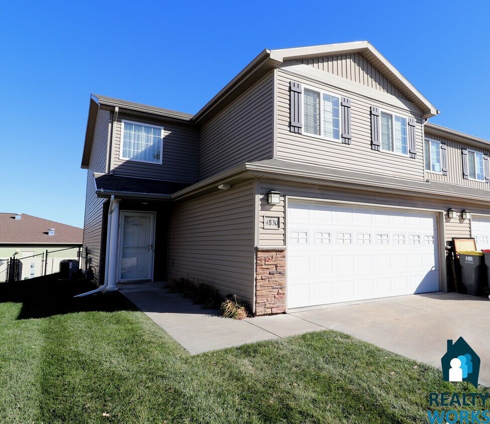 Primary Photo - Great Sized 3 bed Townhome!