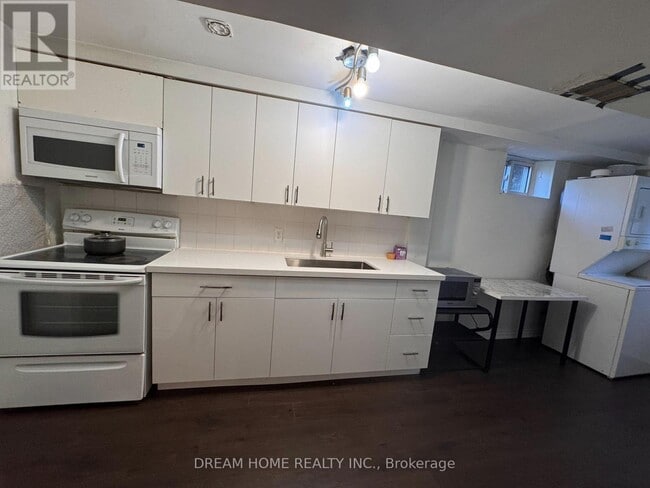 Building Photo - 2425 Carlanne Pl