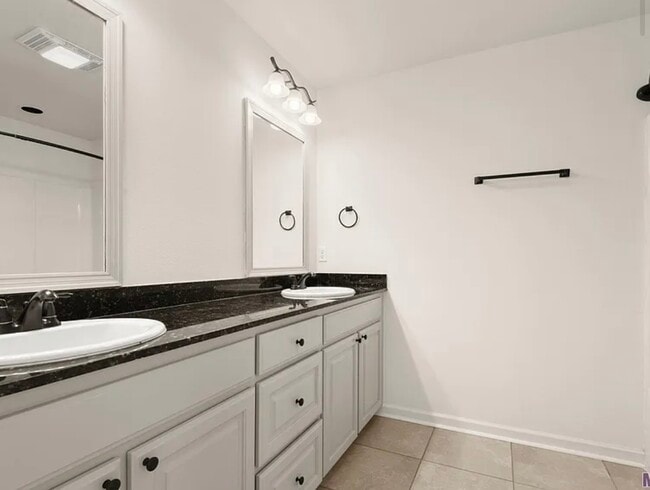 Foto del edificio - 25271 Black Lake Ave