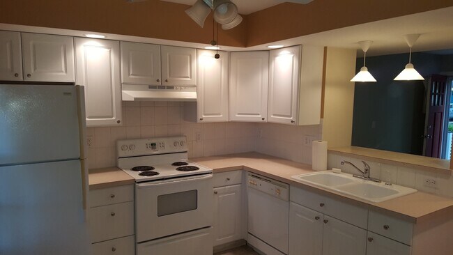 Bright Clean Kitchen - 4907 Canterbury