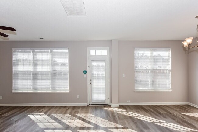 Foto del edificio - 9611 Forest Path Dr