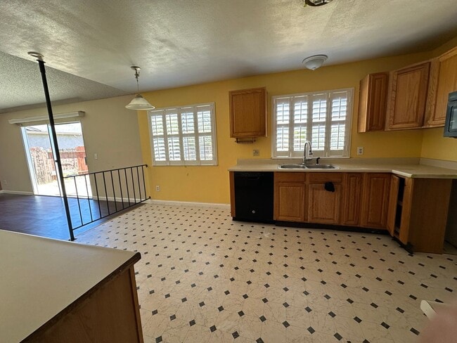 Building Photo - Cheery 4 bedroom with Spacious Yard & No R...
