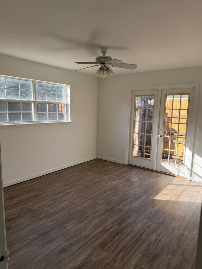 Building Photo - Recently renovated 3/2 on Balkin Rd