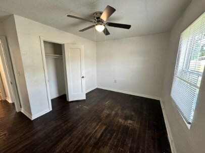 Building Photo - 3 BR Home  1 bathroom.