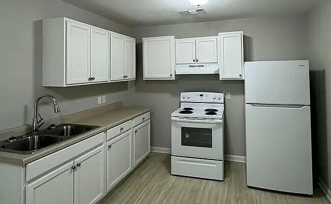 Building Photo - 4923 Woodmont Dr