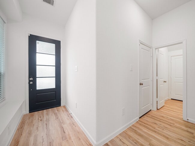 Building Photo - 674 Royal Arch Dr