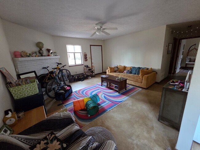 Foto del edificio - 2 bed 1 bath duplex on Barber St.