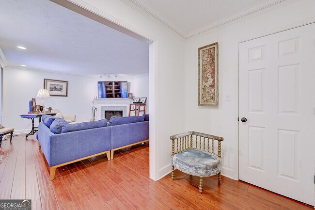 Building Photo - 463 The North Chase NE