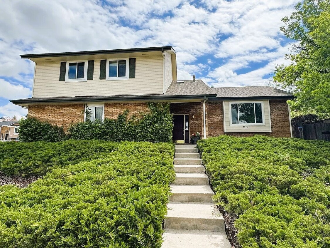 4BR/4BA Updated Home with Finished Basement Suite & Landscaped Yard - 4BR/4BA Updated Home with Finished Basement Suite & Landscaped Yard