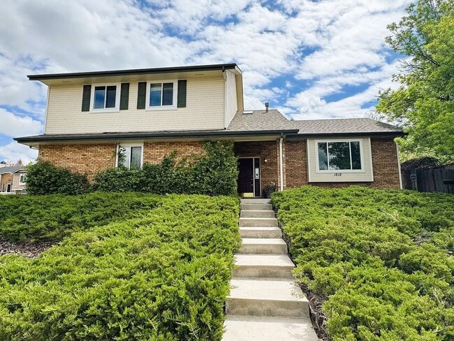 4BR/4BA Updated Home with Finished Basement Suite & Landscaped Yard - 4BR/4BA Updated Home with Finished Basement Suite & Landscaped Yard