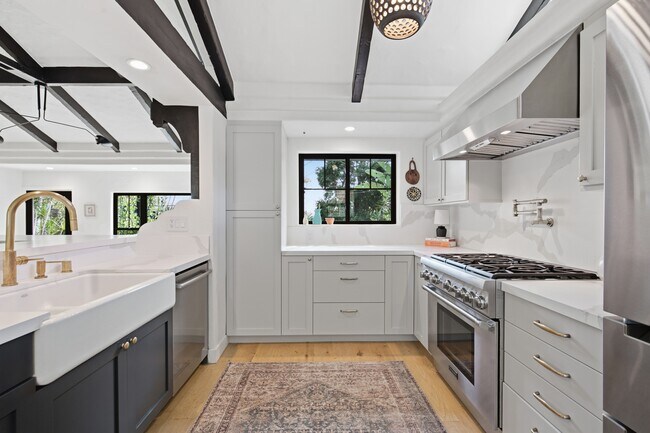 Foto del edificio - 8555 Walnut Dr