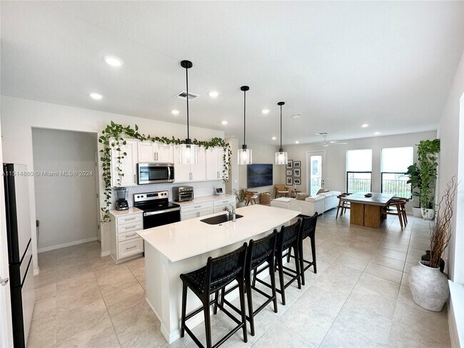 Building Photo - 2121 Appleton Cir S