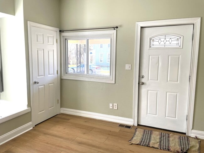 Building Photo - 264 W 8th St