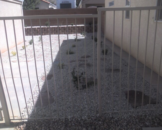 Foto del edificio - Home for rent in Rainbow Canyon