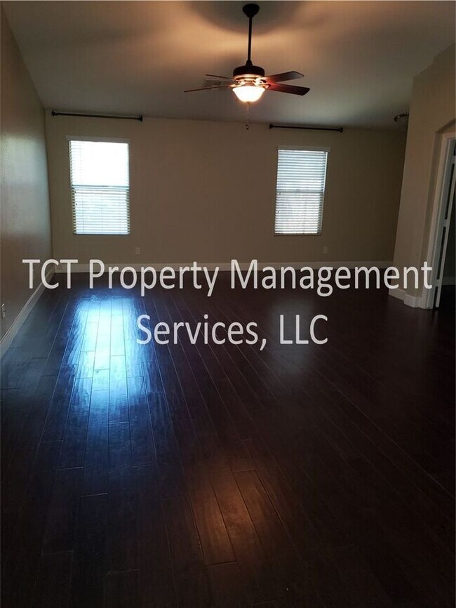Building Photo - Beautiful Shamrock Estates Home!