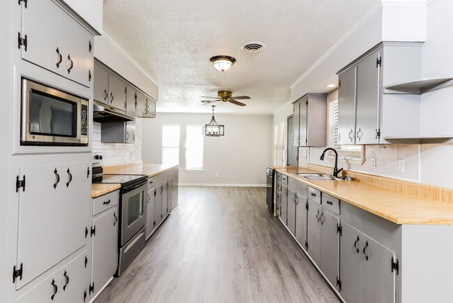 Building Photo - 1523 Whitlock Dr