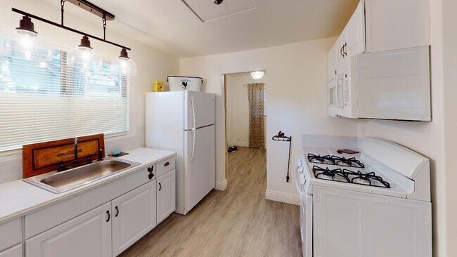 Foto del edificio - Coming Soon! Turn-key 1 Bedroom, 1 Bath Cabin for Lease in Crestline, California!