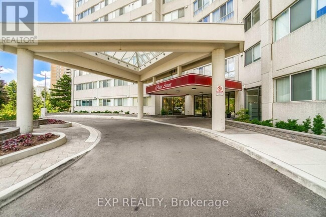 Photo du bâtiment - 3700-3700 Kaneff Crescent