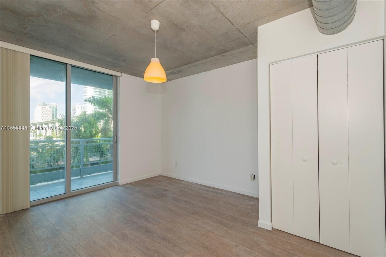 Foto principal - 690 SW 1st Ct