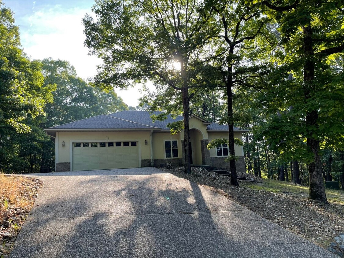Foto principal - Beautiful private home with a great layout, beautiful wooded views and serene setting. Call 501-9...